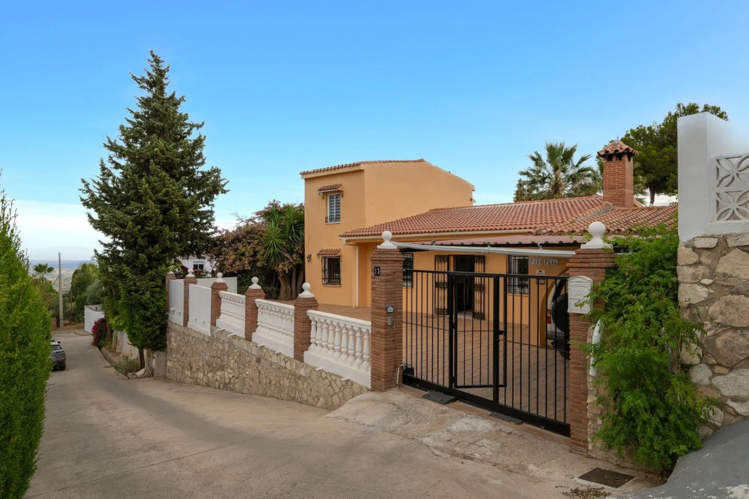 House - Detached Villa в продаже в Alhaurín el Grande, Málaga. В доме 4 спален и 4 ванных комнат. Площадь дома 235 м². Площадь участка 861 м²