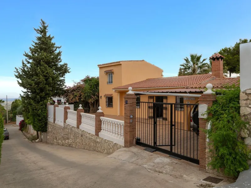 House - Detached Villa в продаже в Alhaurín el Grande, Málaga. В доме 4 спален и 4 ванных комнат. Площадь дома 235 м². Площадь участка 861 м²