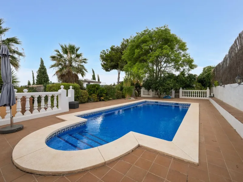 House - Detached Villa в продаже в Alhaurín el Grande, Málaga. В доме 4 спален и 4 ванных комнат. Площадь дома 235 м². Площадь участка 861 м²