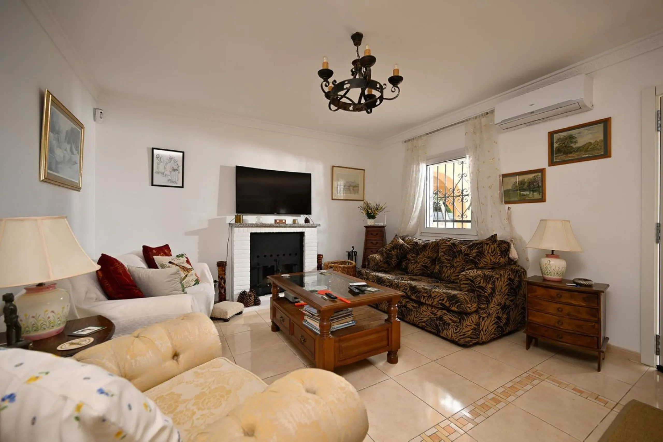 House - Detached Villa в продаже в Alhaurín el Grande, Málaga. В доме 4 спален и 4 ванных комнат. Площадь дома 235 м². Площадь участка 861 м²
