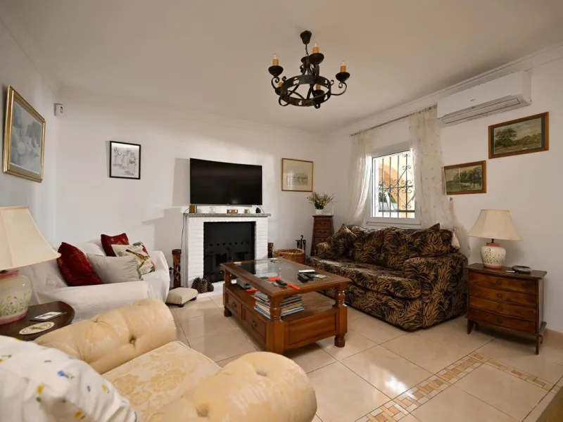 House - Detached Villa в продаже в Alhaurín el Grande, Málaga. В доме 4 спален и 4 ванных комнат. Площадь дома 235 м². Площадь участка 861 м²