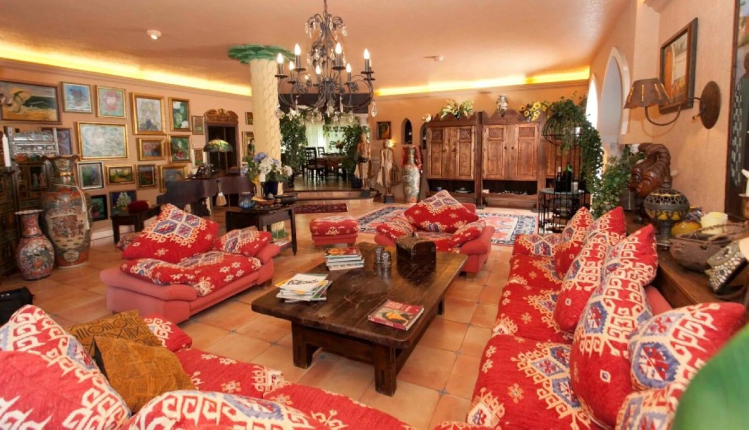 House - Detached Villa в продаже в Mijas, Málaga. В доме 6 спален и 7 ванных комнат. Площадь дома 1904 м². Площадь участка 36498 м²