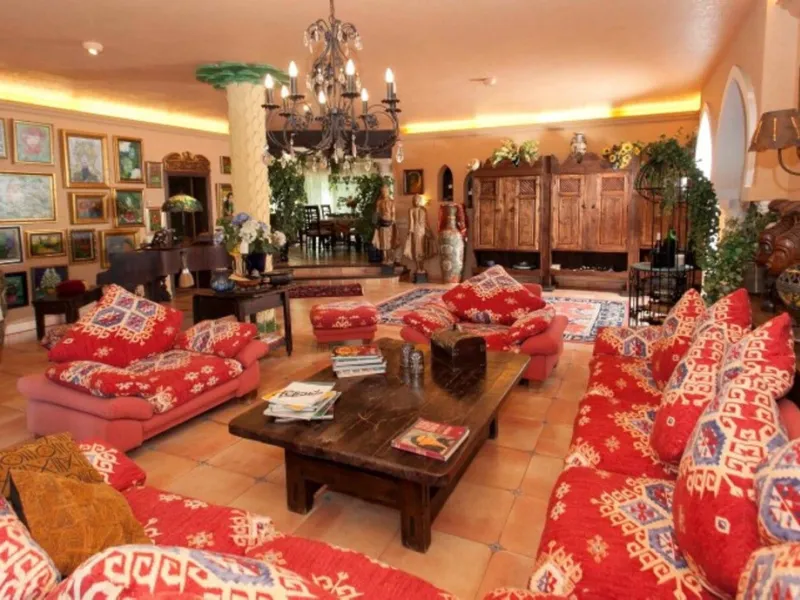 Fantastic opportunity to adquire a villa located within 3 plots in Cerro del Aguila.