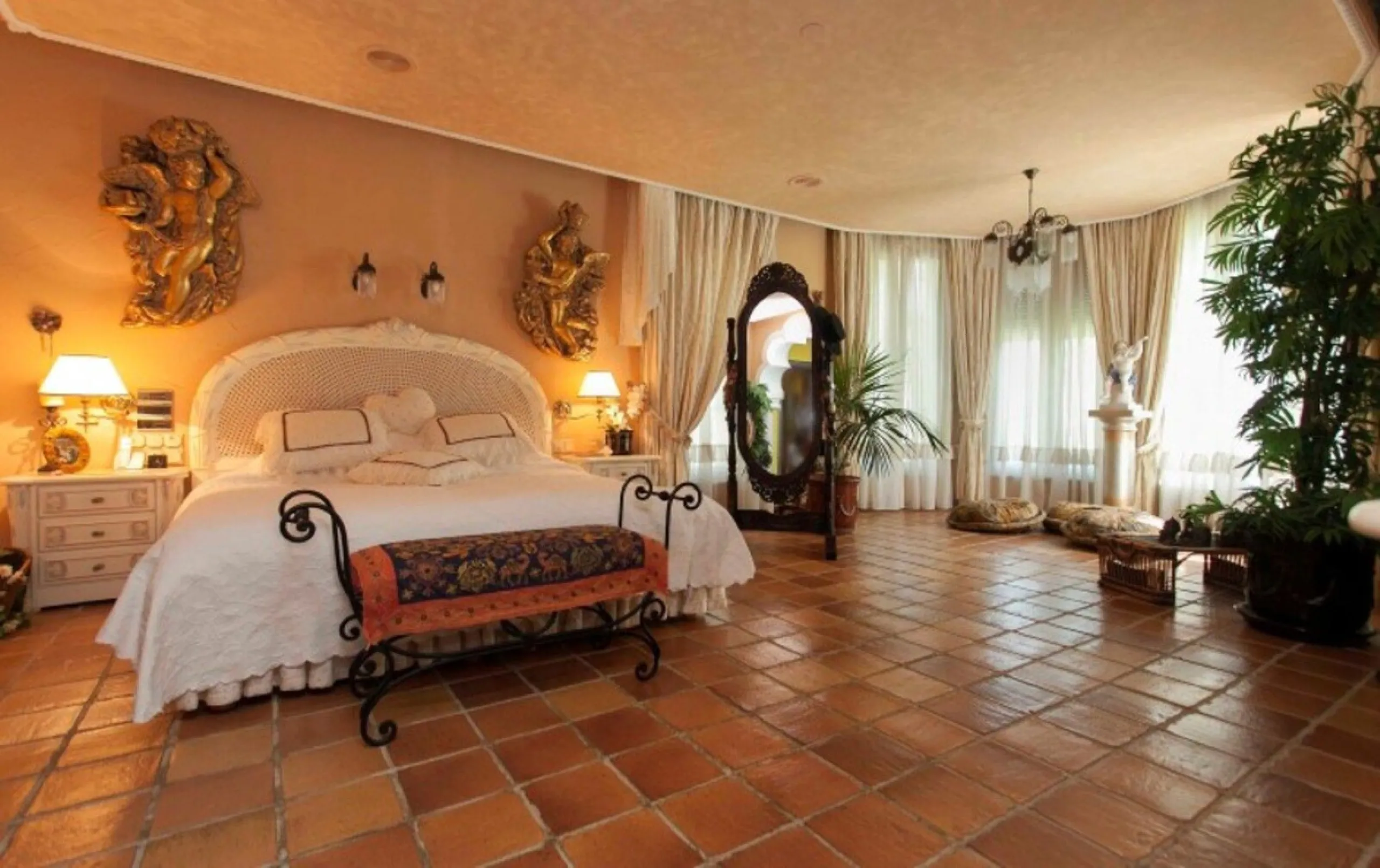 House - Detached Villa в продаже в Mijas, Málaga. В доме 6 спален и 7 ванных комнат. Площадь дома 1904 м². Площадь участка 36498 м²