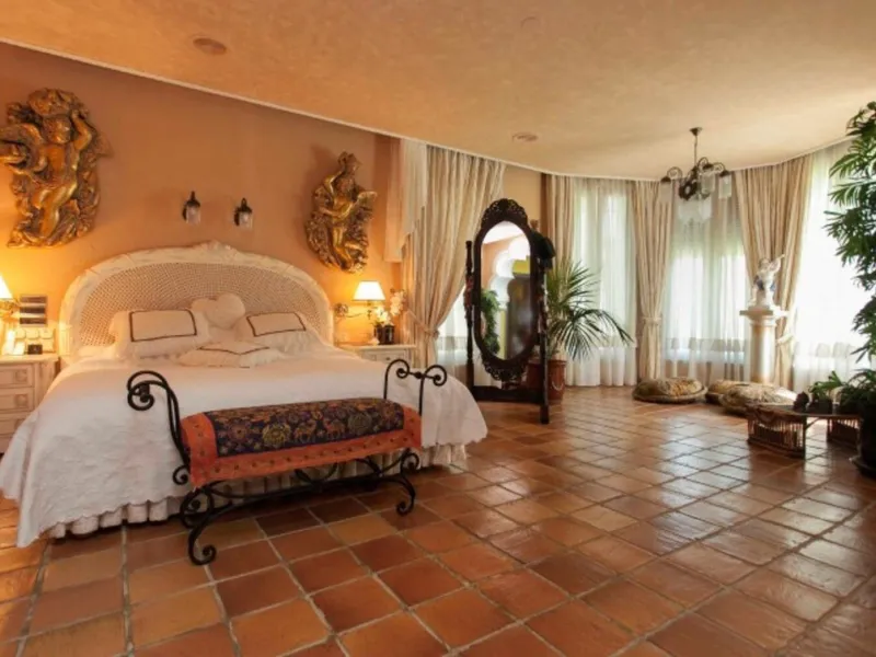 House - Detached Villa в продаже в Mijas, Málaga. В доме 6 спален и 7 ванных комнат. Площадь дома 1904 м². Площадь участка 36498 м²