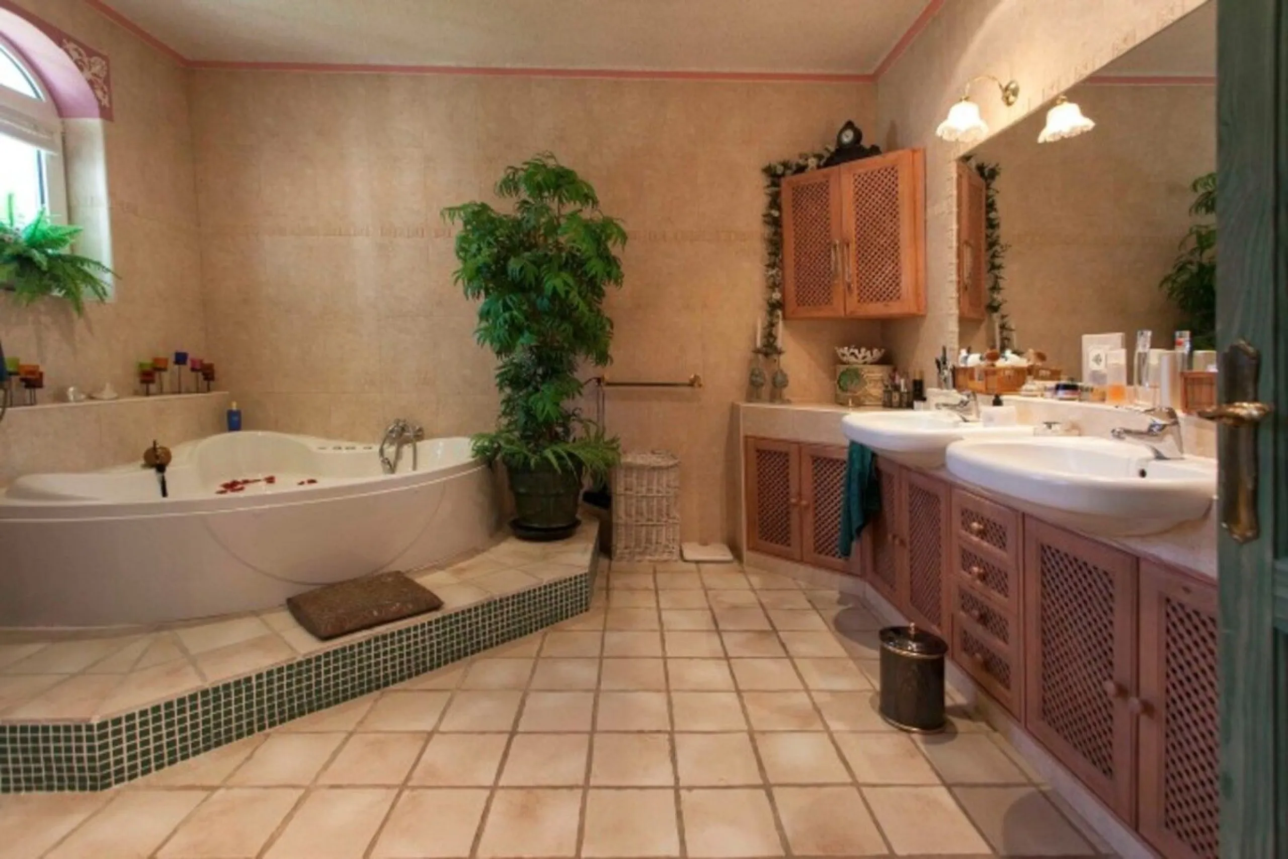 House - Detached Villa в продаже в Mijas, Málaga. В доме 6 спален и 7 ванных комнат. Площадь дома 1904 м². Площадь участка 36498 м²