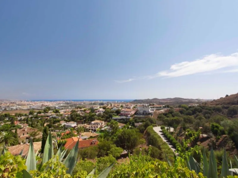House - Detached Villa в продаже в Mijas, Málaga. В доме 6 спален и 7 ванных комнат. Площадь дома 1904 м². Площадь участка 36498 м²
