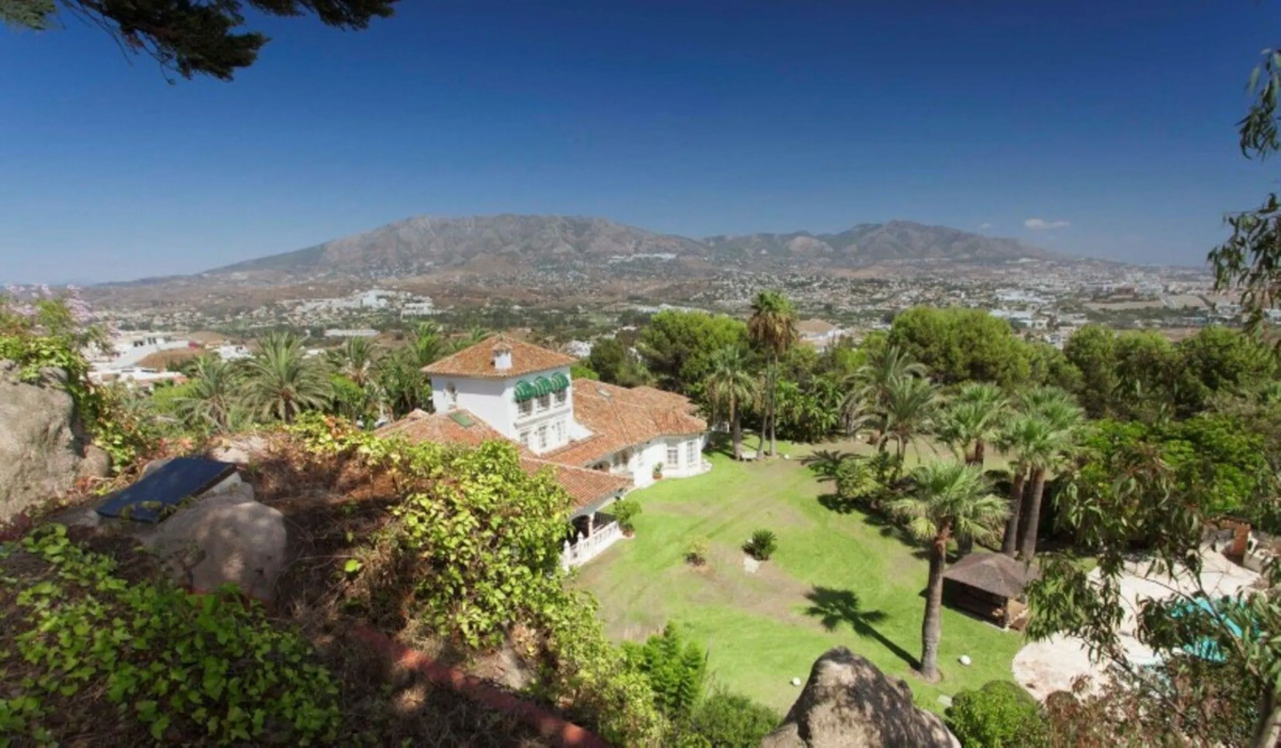 House - Detached Villa в продаже в Mijas, Málaga. В доме 6 спален и 7 ванных комнат. Площадь дома 1904 м². Площадь участка 36498 м²