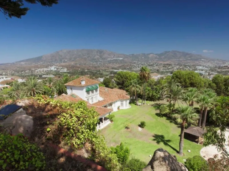 House - Detached Villa в продаже в Mijas, Málaga. В доме 6 спален и 7 ванных комнат. Площадь дома 1904 м². Площадь участка 36498 м²