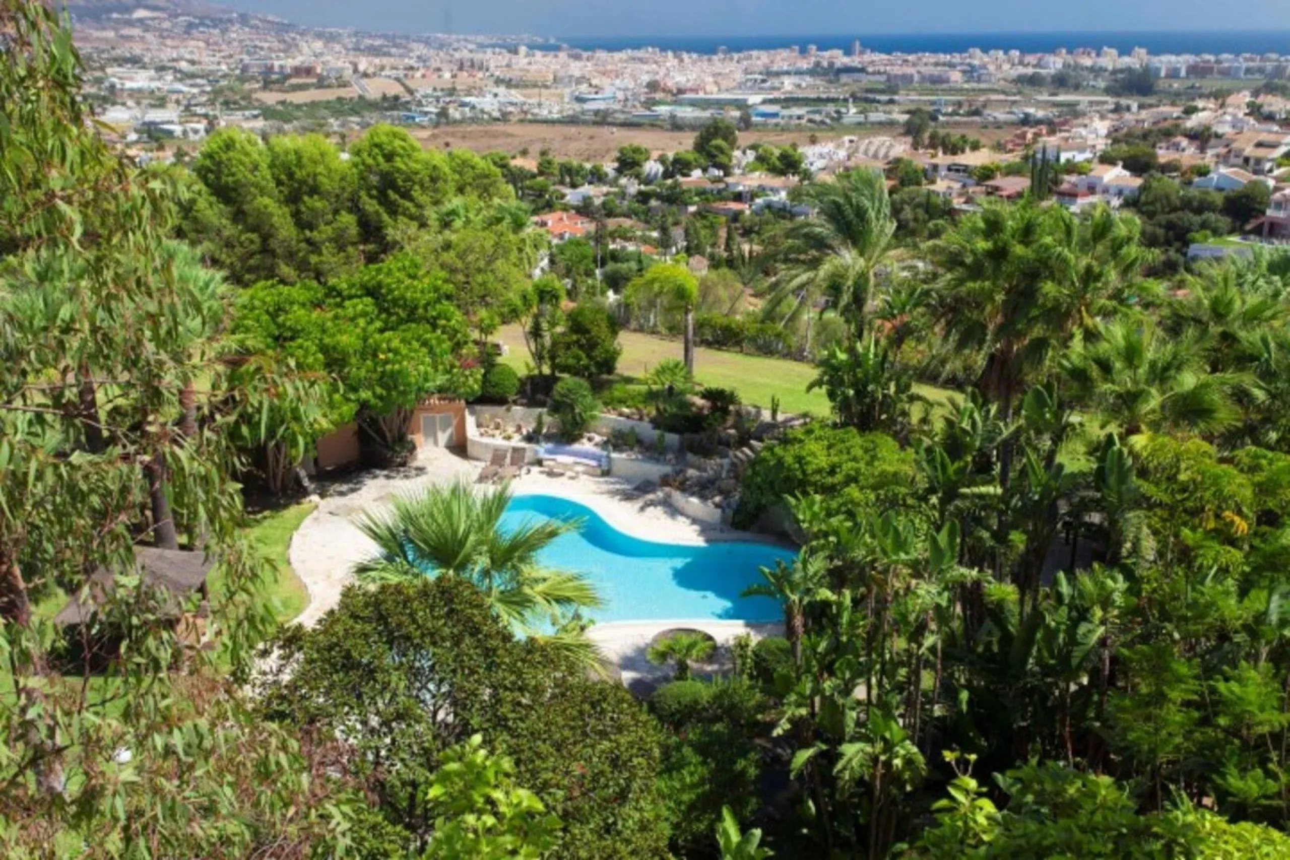 House - Detached Villa в продаже в Mijas, Málaga. В доме 6 спален и 7 ванных комнат. Площадь дома 1904 м². Площадь участка 36498 м²