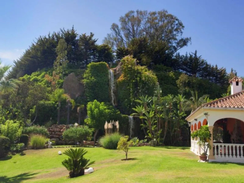 House - Detached Villa в продаже в Mijas, Málaga. В доме 6 спален и 7 ванных комнат. Площадь дома 1904 м². Площадь участка 36498 м²