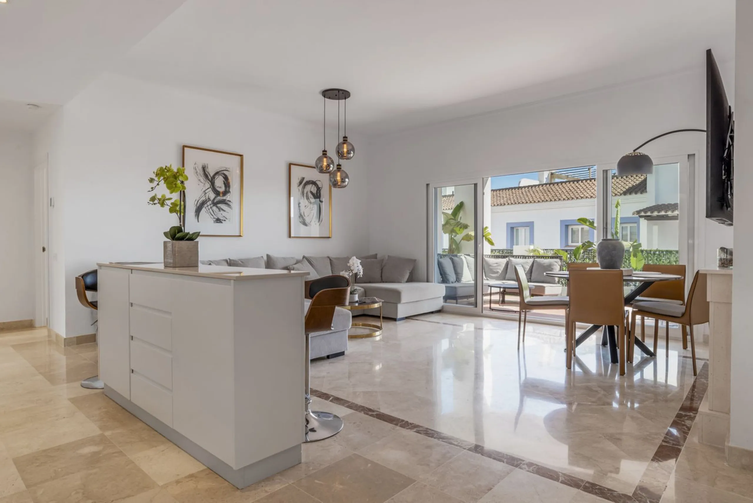 *The property is currently rented mid-term, so please request viewings well in advance. Thank you!*