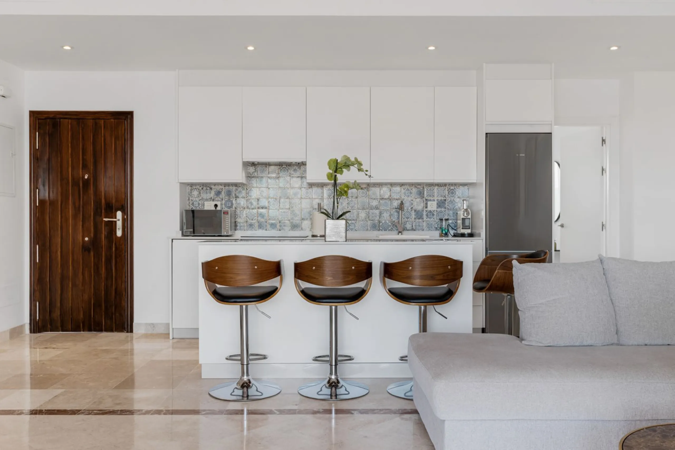 *The property is currently rented mid-term, so please request viewings well in advance. Thank you!*