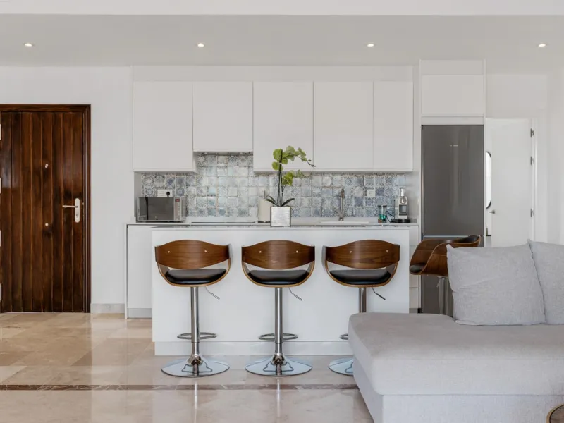 *The property is currently rented mid-term, so please request viewings well in advance. Thank you!*