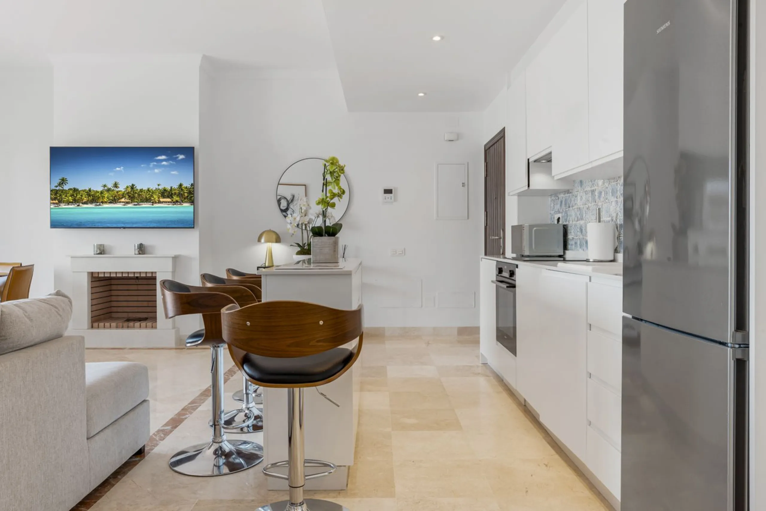 *The property is currently rented mid-term, so please request viewings well in advance. Thank you!*