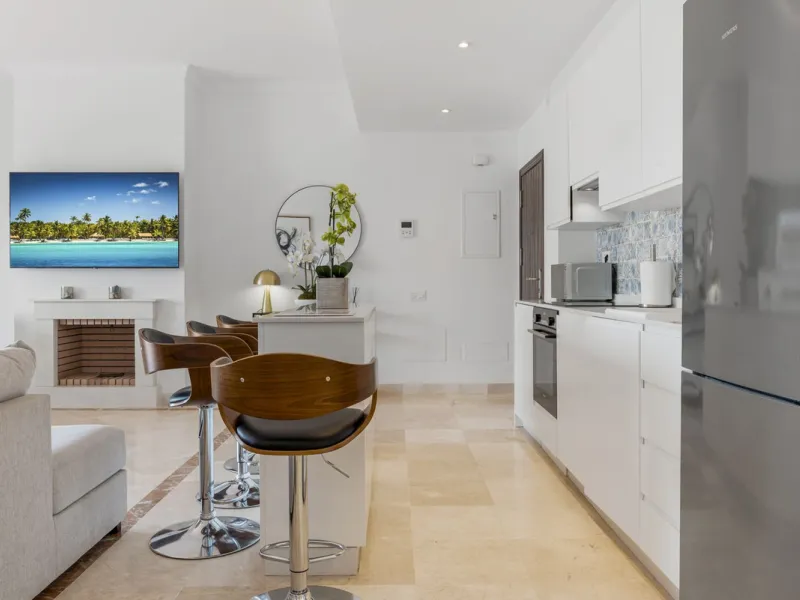 *The property is currently rented mid-term, so please request viewings well in advance. Thank you!*