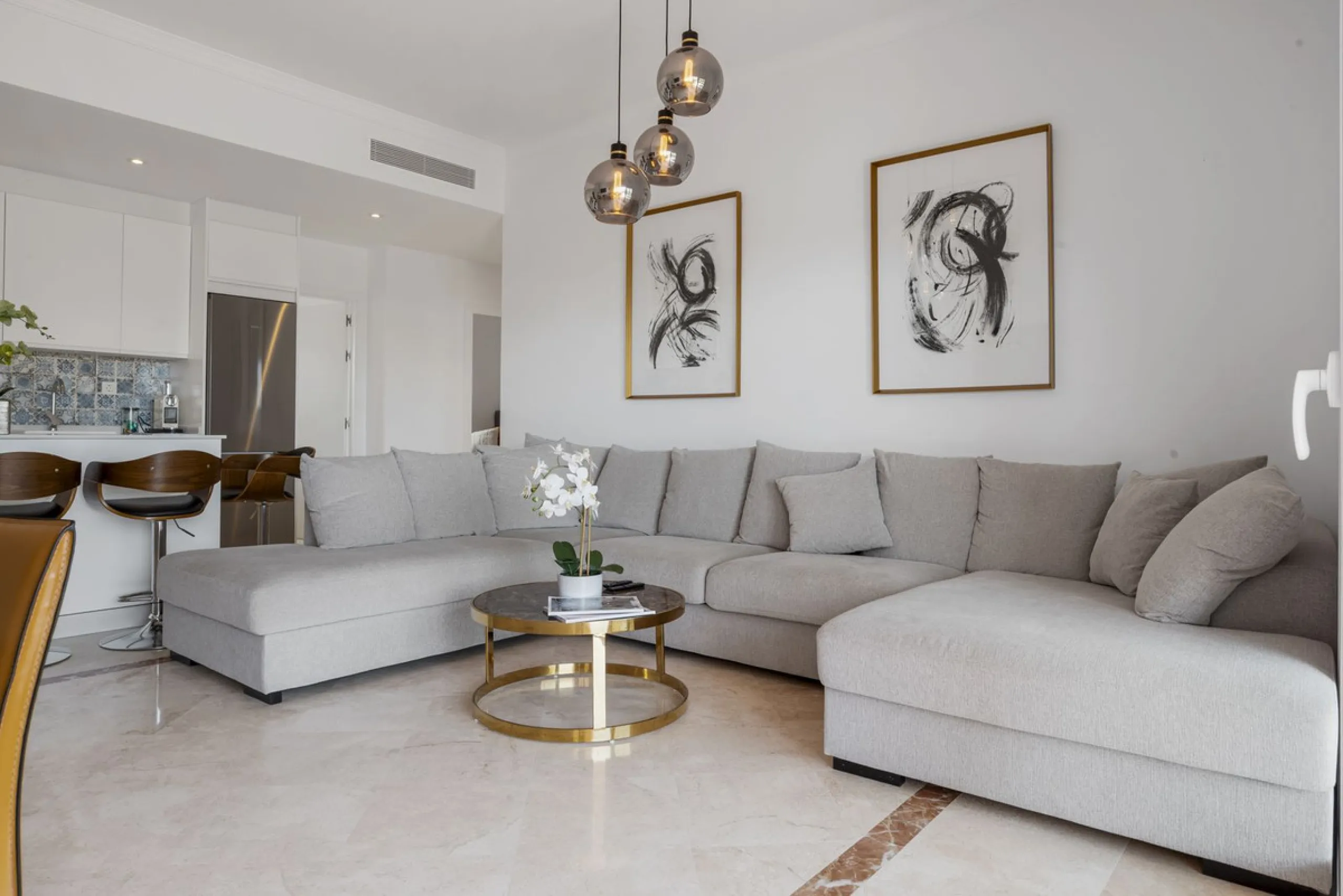 *The property is currently rented mid-term, so please request viewings well in advance. Thank you!*