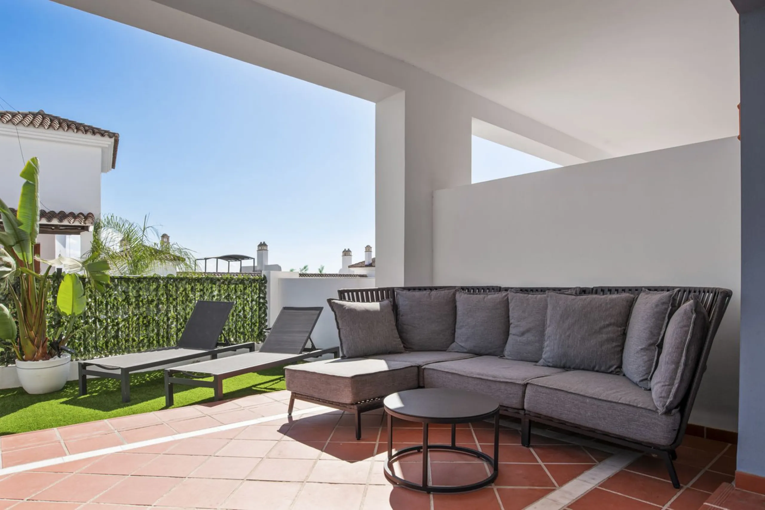 *The property is currently rented mid-term, so please request viewings well in advance. Thank you!*