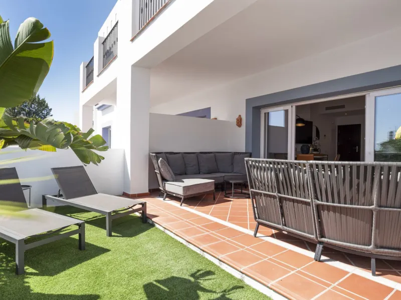 *The property is currently rented mid-term, so please request viewings well in advance. Thank you!*