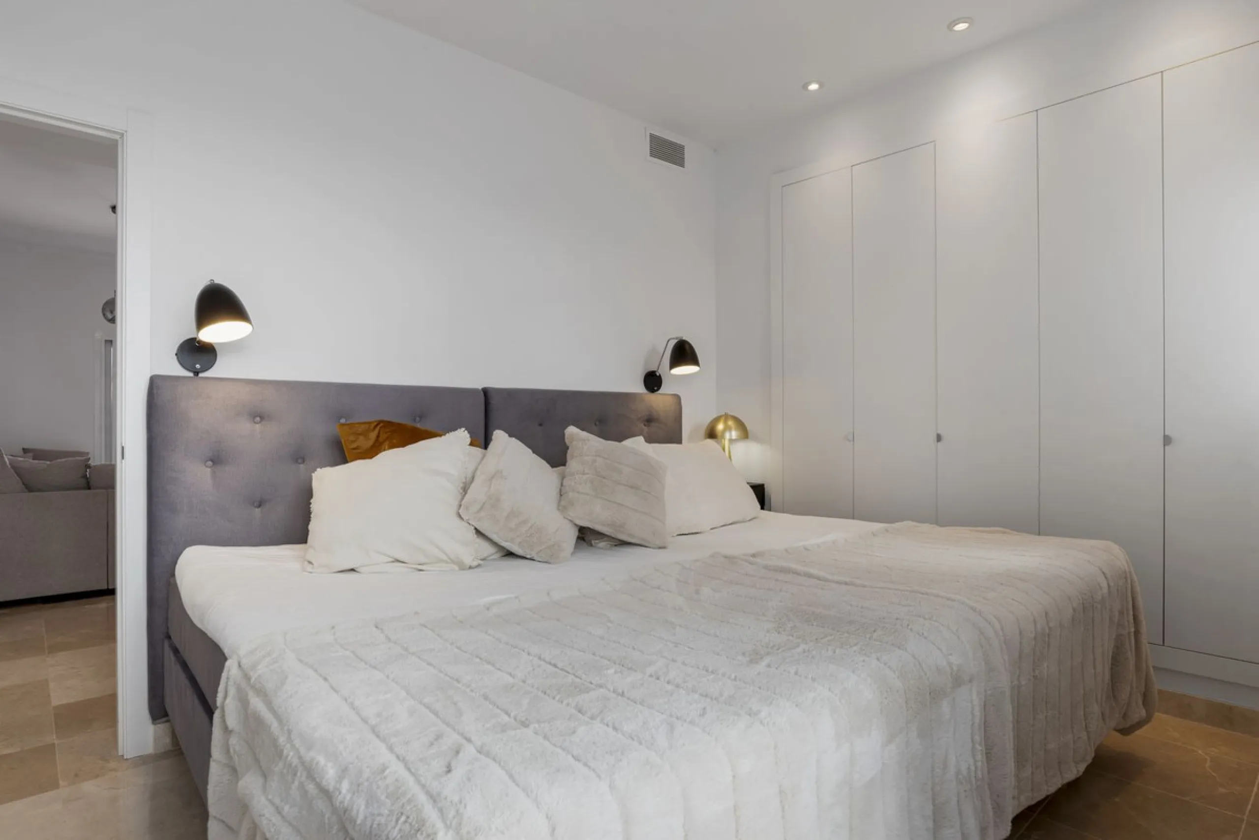 *The property is currently rented mid-term, so please request viewings well in advance. Thank you!*