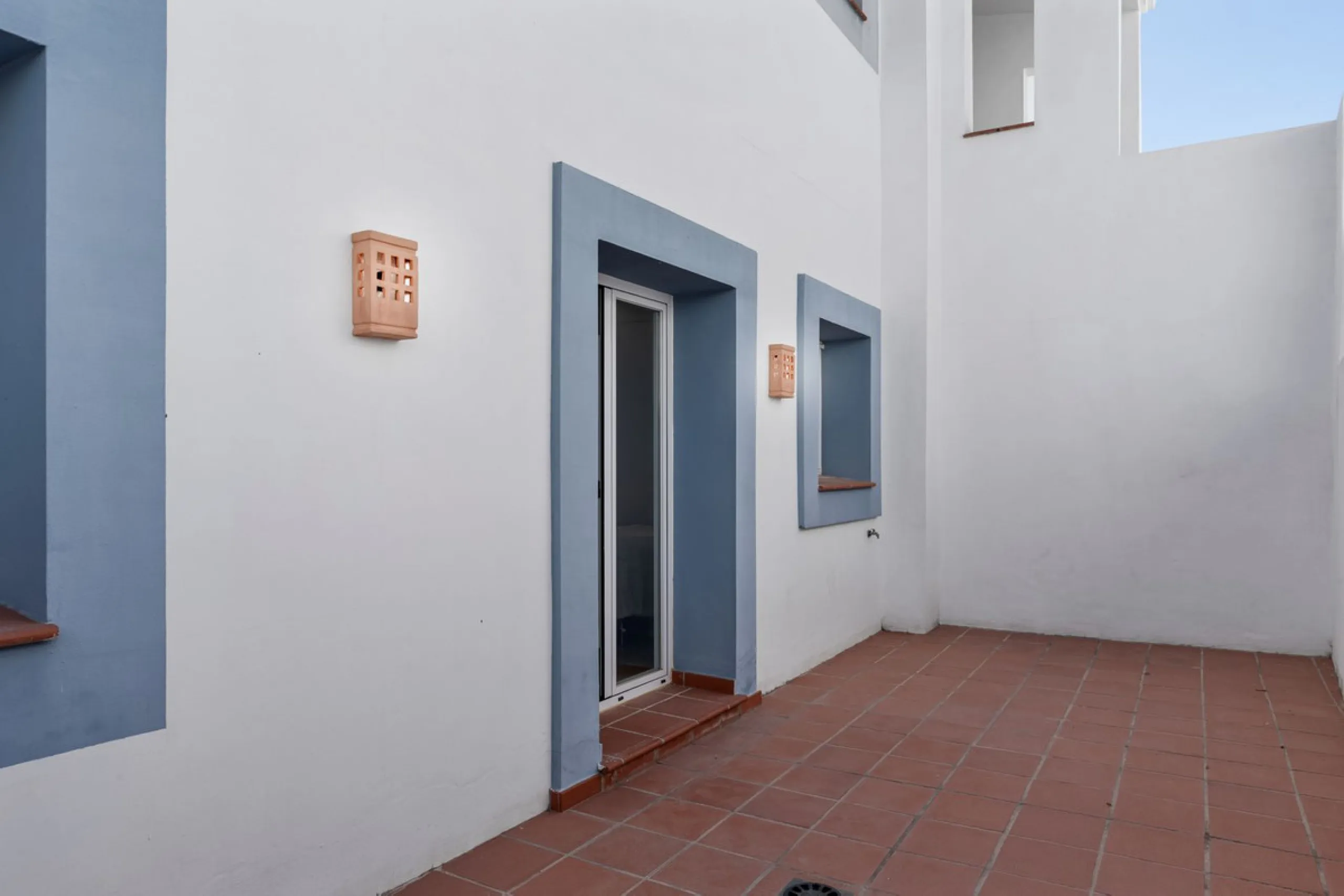 *The property is currently rented mid-term, so please request viewings well in advance. Thank you!*