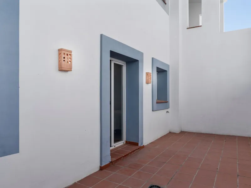 *The property is currently rented mid-term, so please request viewings well in advance. Thank you!*