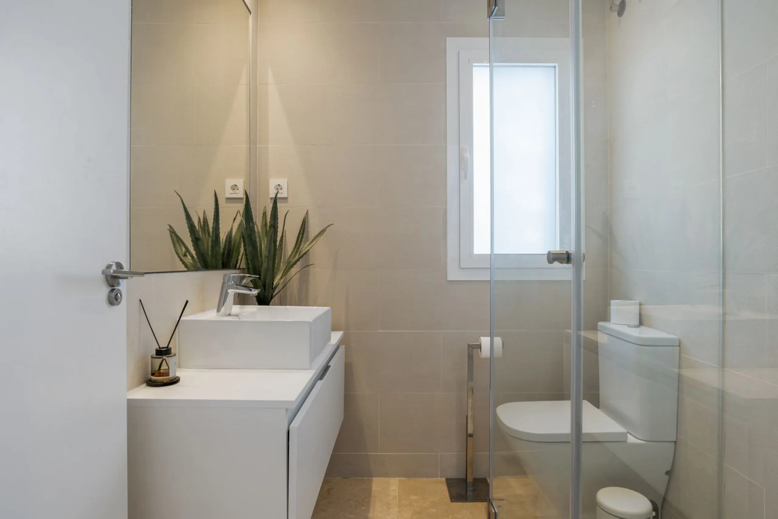 *The property is currently rented mid-term, so please request viewings well in advance. Thank you!*