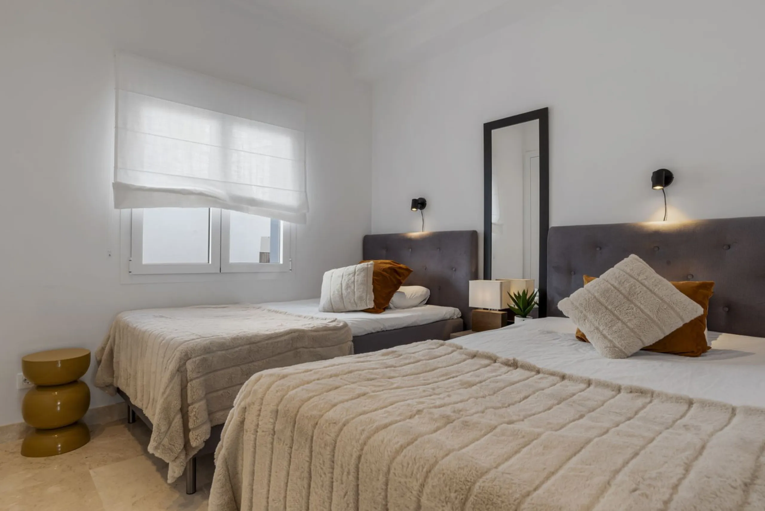 *The property is currently rented mid-term, so please request viewings well in advance. Thank you!*