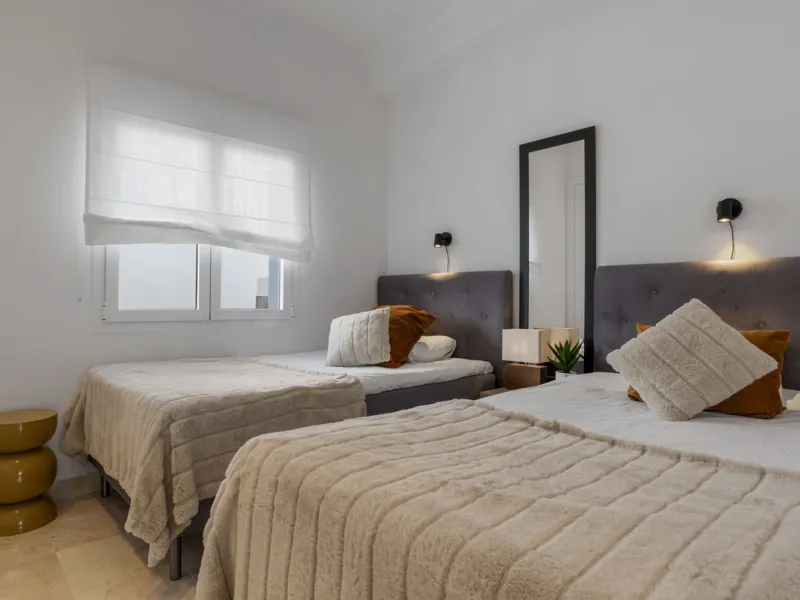 *The property is currently rented mid-term, so please request viewings well in advance. Thank you!*