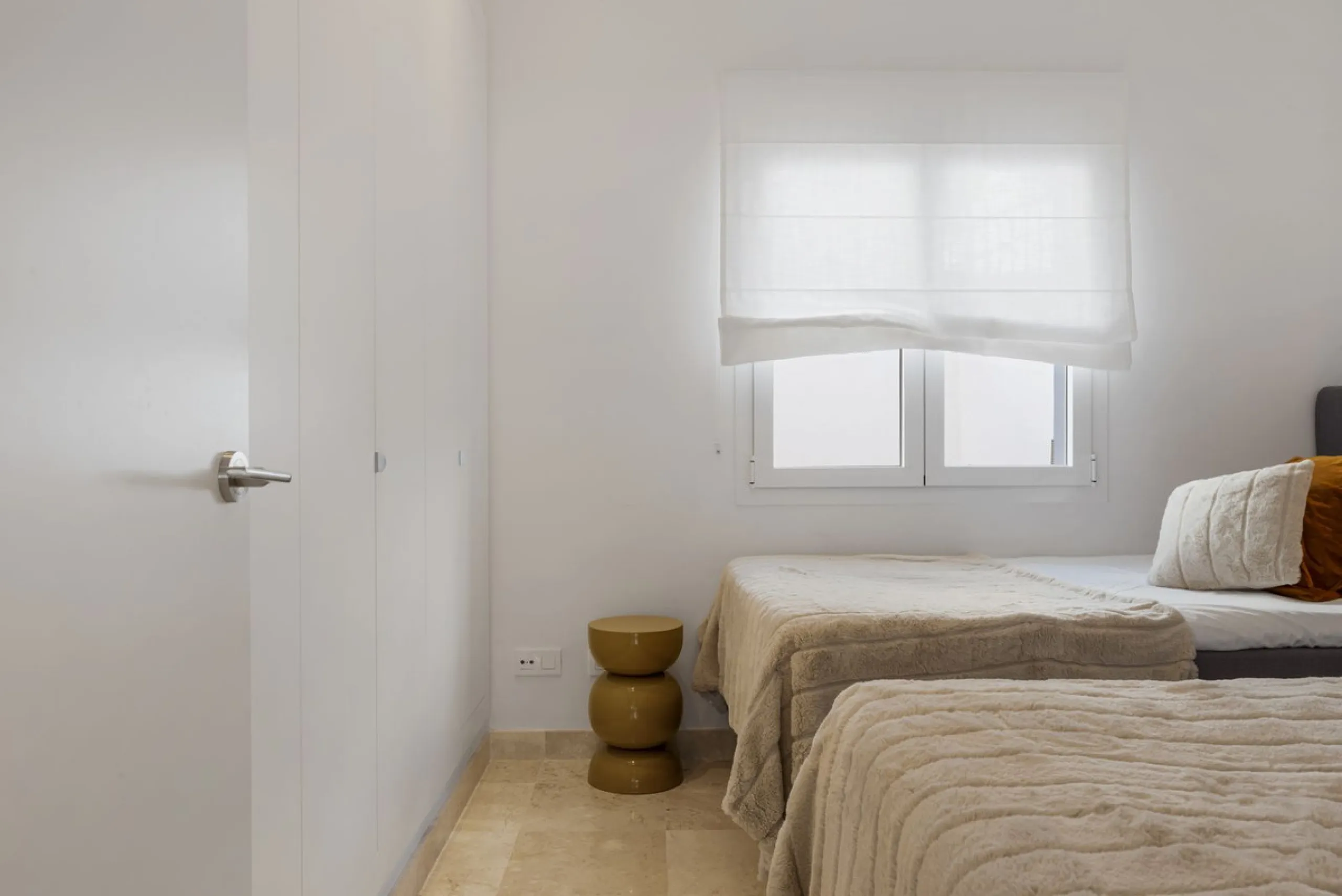*The property is currently rented mid-term, so please request viewings well in advance. Thank you!*