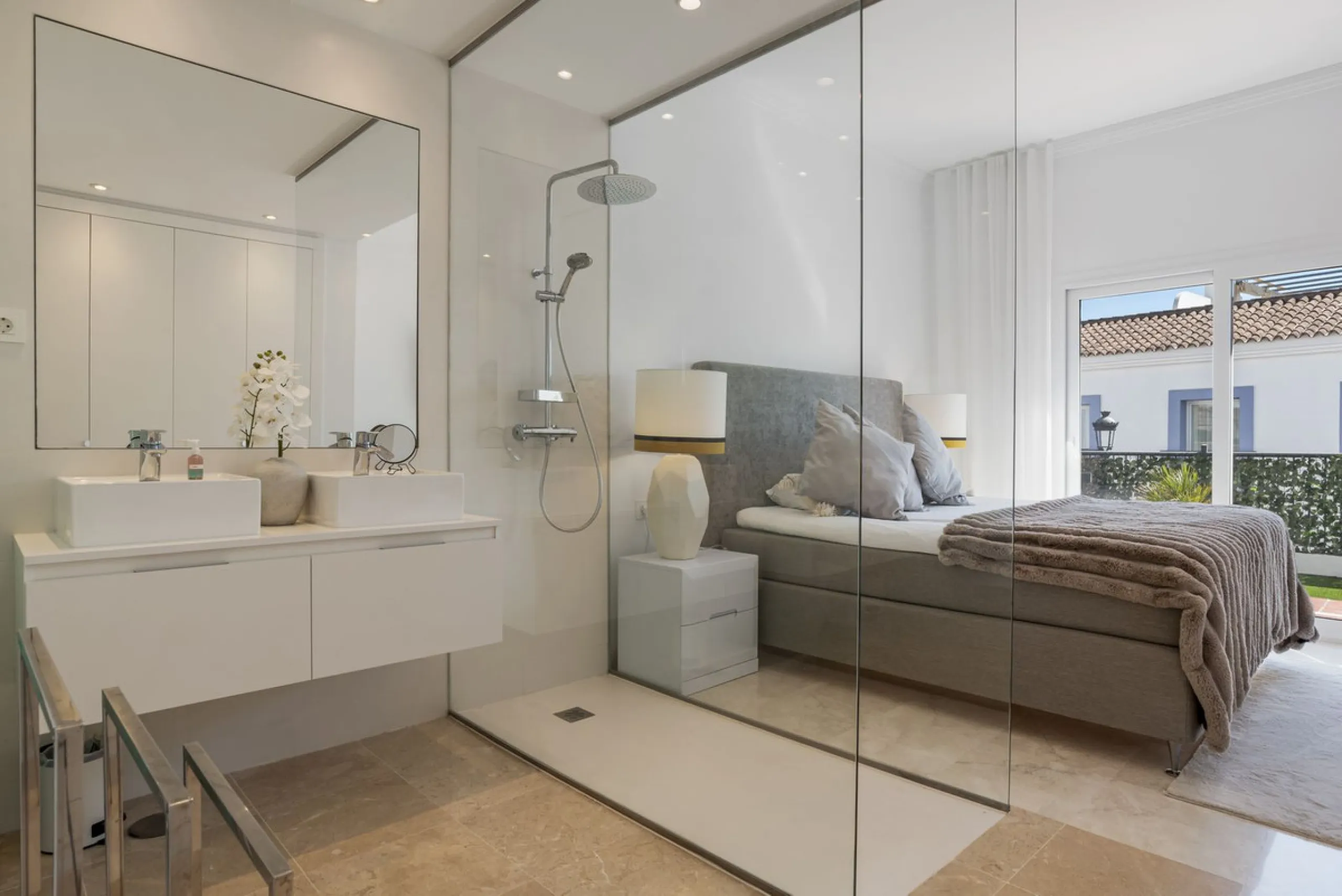 *The property is currently rented mid-term, so please request viewings well in advance. Thank you!*