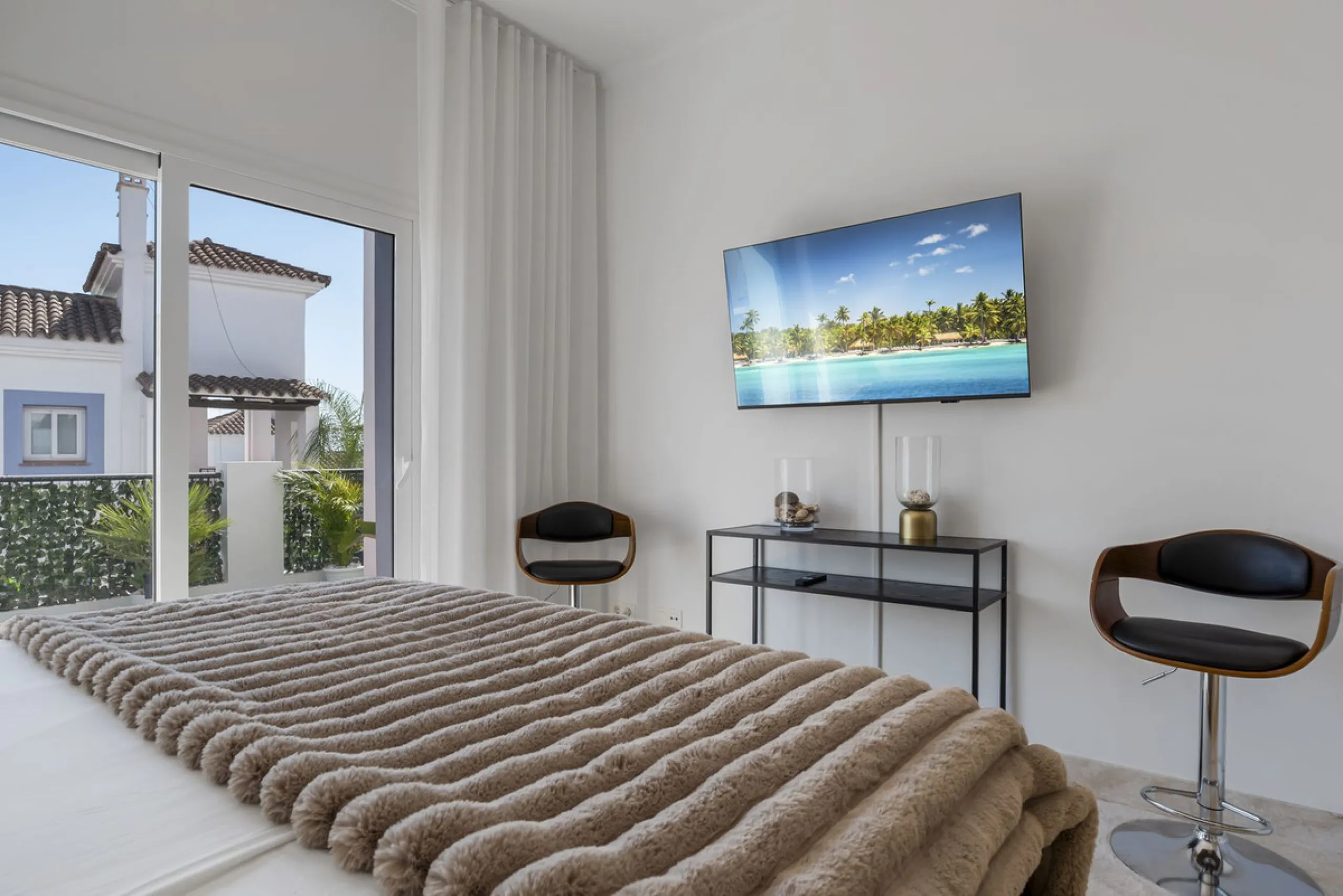 *The property is currently rented mid-term, so please request viewings well in advance. Thank you!*