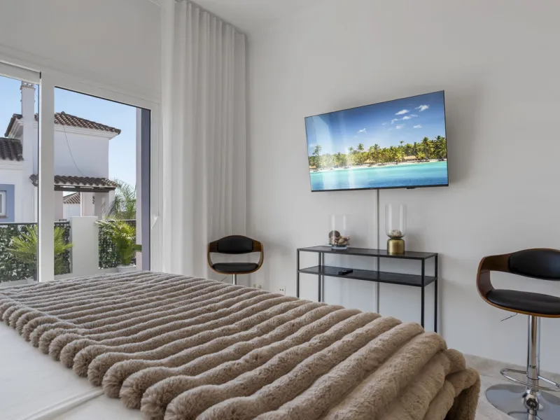 *The property is currently rented mid-term, so please request viewings well in advance. Thank you!*