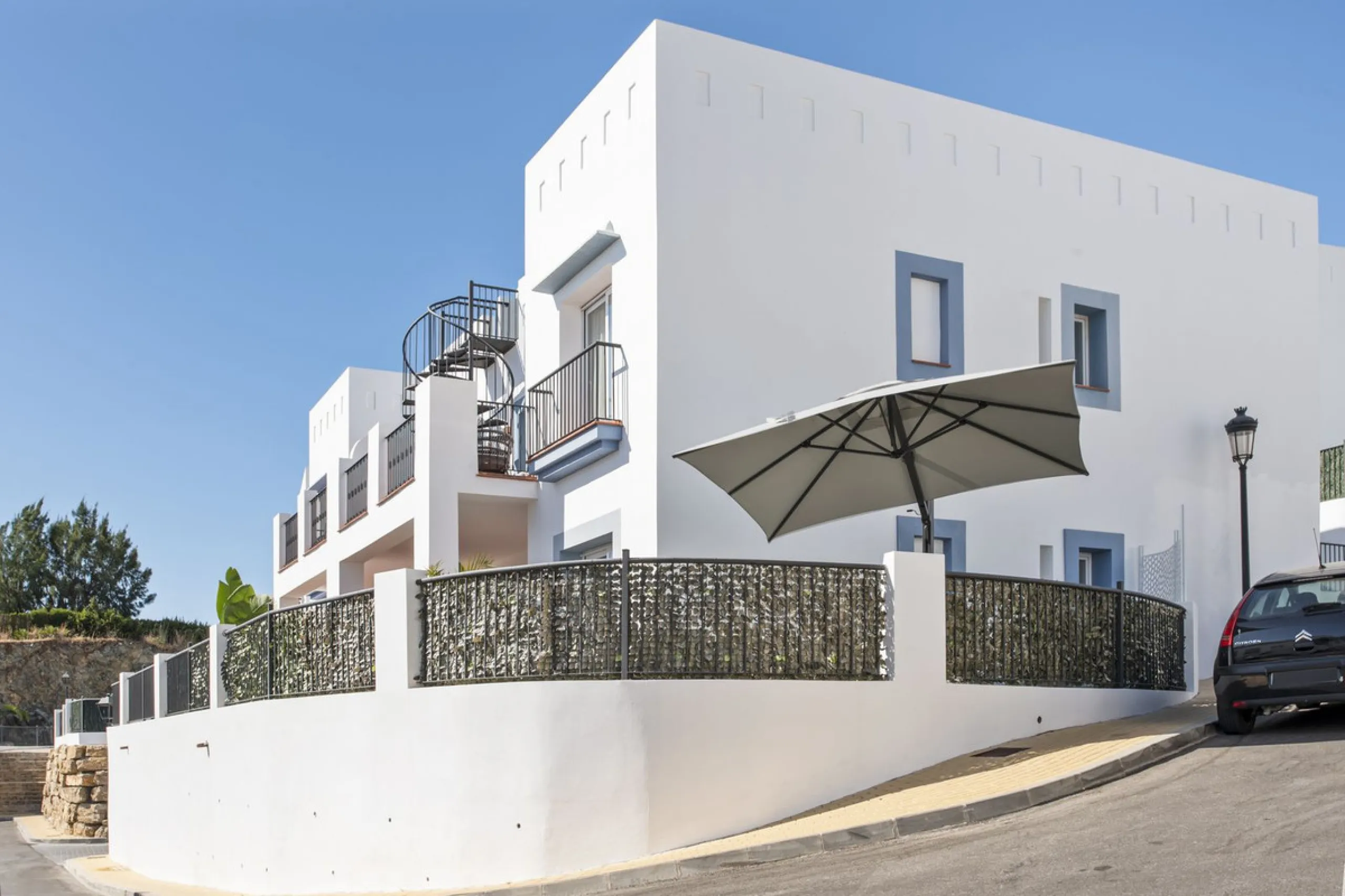 *The property is currently rented mid-term, so please request viewings well in advance. Thank you!*