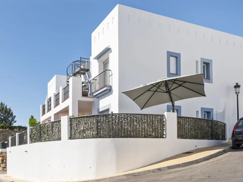 *The property is currently rented mid-term, so please request viewings well in advance. Thank you!*