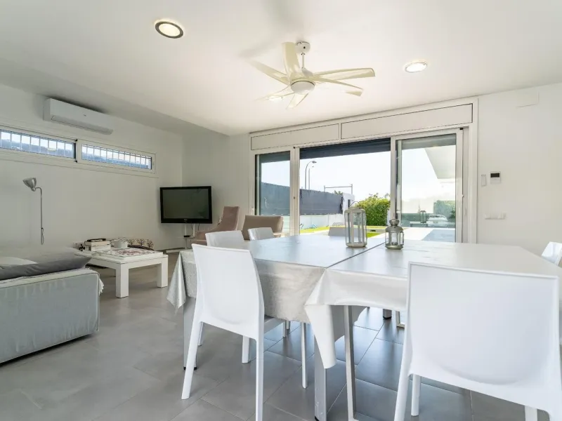 Moderna villa con piscina privada cerca del mar en Creixell, Costa Dorada