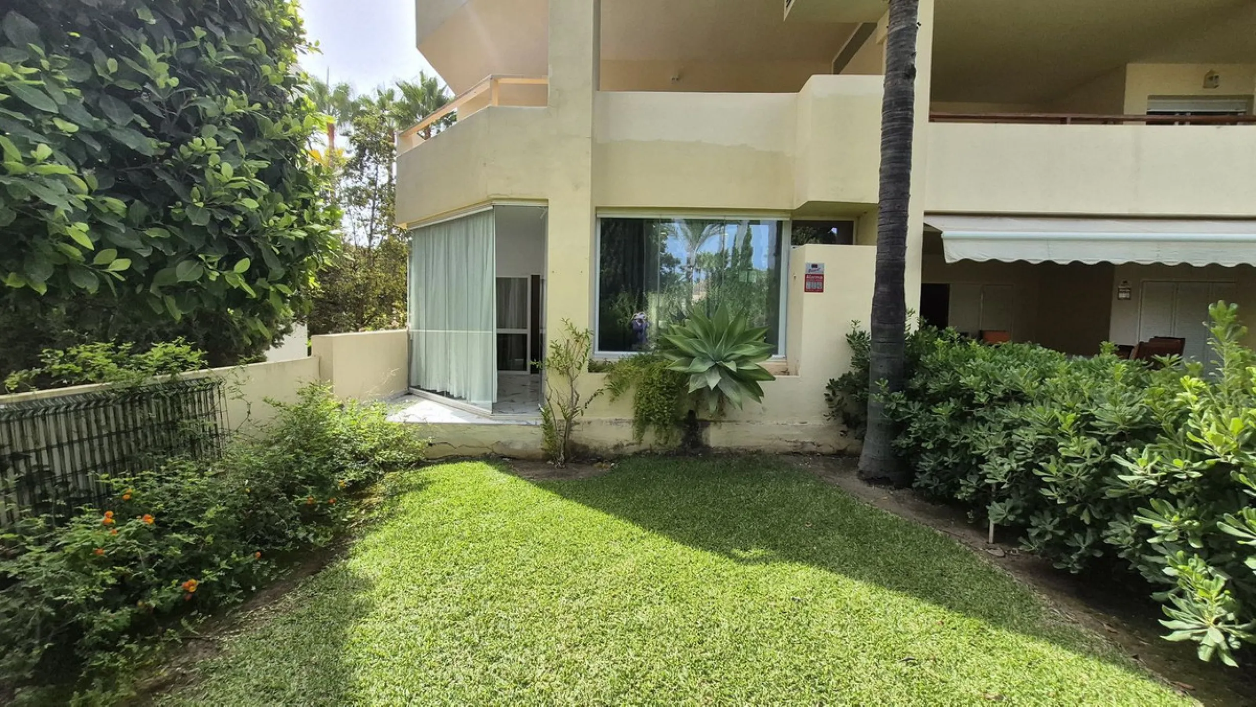 Luxury Garden Apartment in Bahía de Marbella – Renovated Elegance, Open Spaces, and Unbeatable Location.