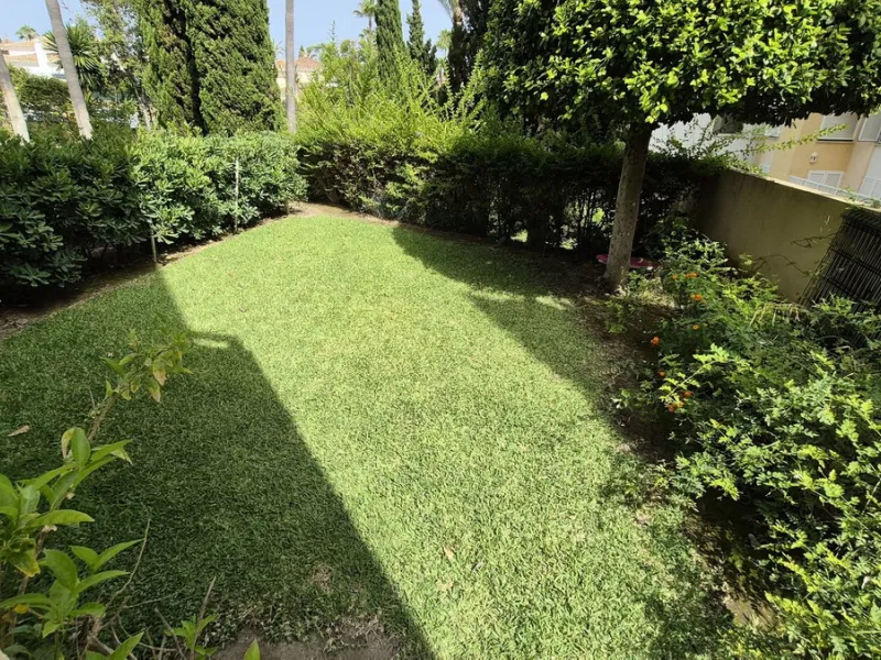 Luxury Garden Apartment in Bahía de Marbella – Renovated Elegance, Open Spaces, and Unbeatable Location.