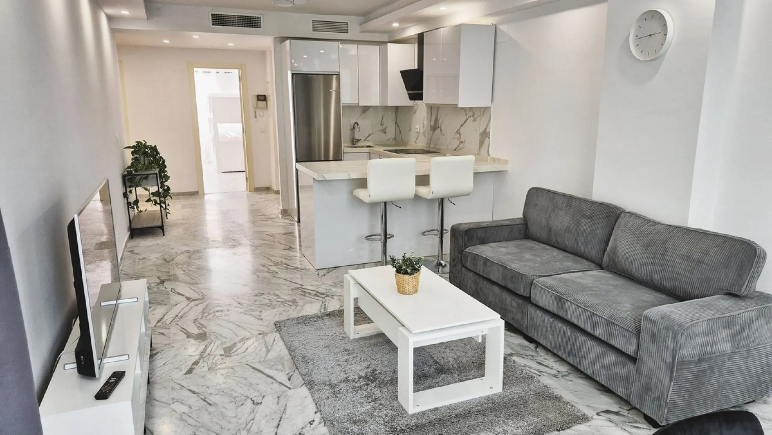 Luxury Garden Apartment in Bahía de Marbella – Renovated Elegance, Open Spaces, and Unbeatable Location.