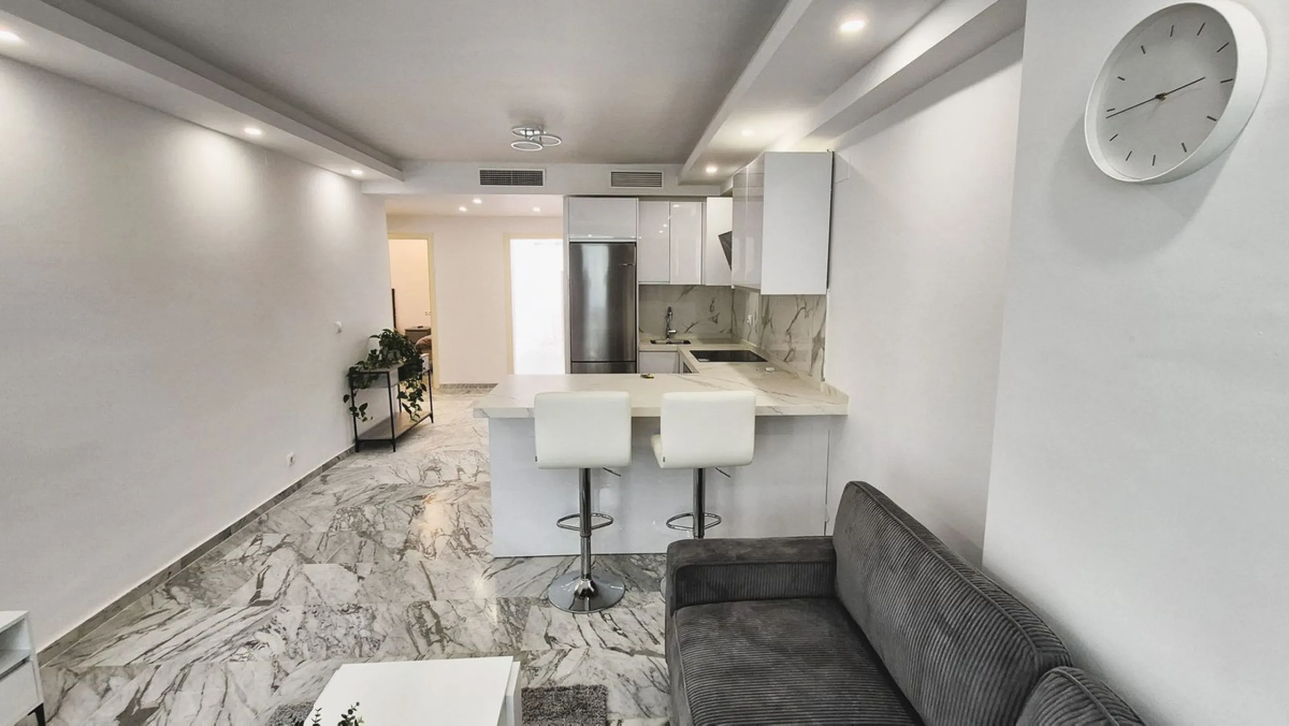 Luxury Garden Apartment in Bahía de Marbella – Renovated Elegance, Open Spaces, and Unbeatable Location.