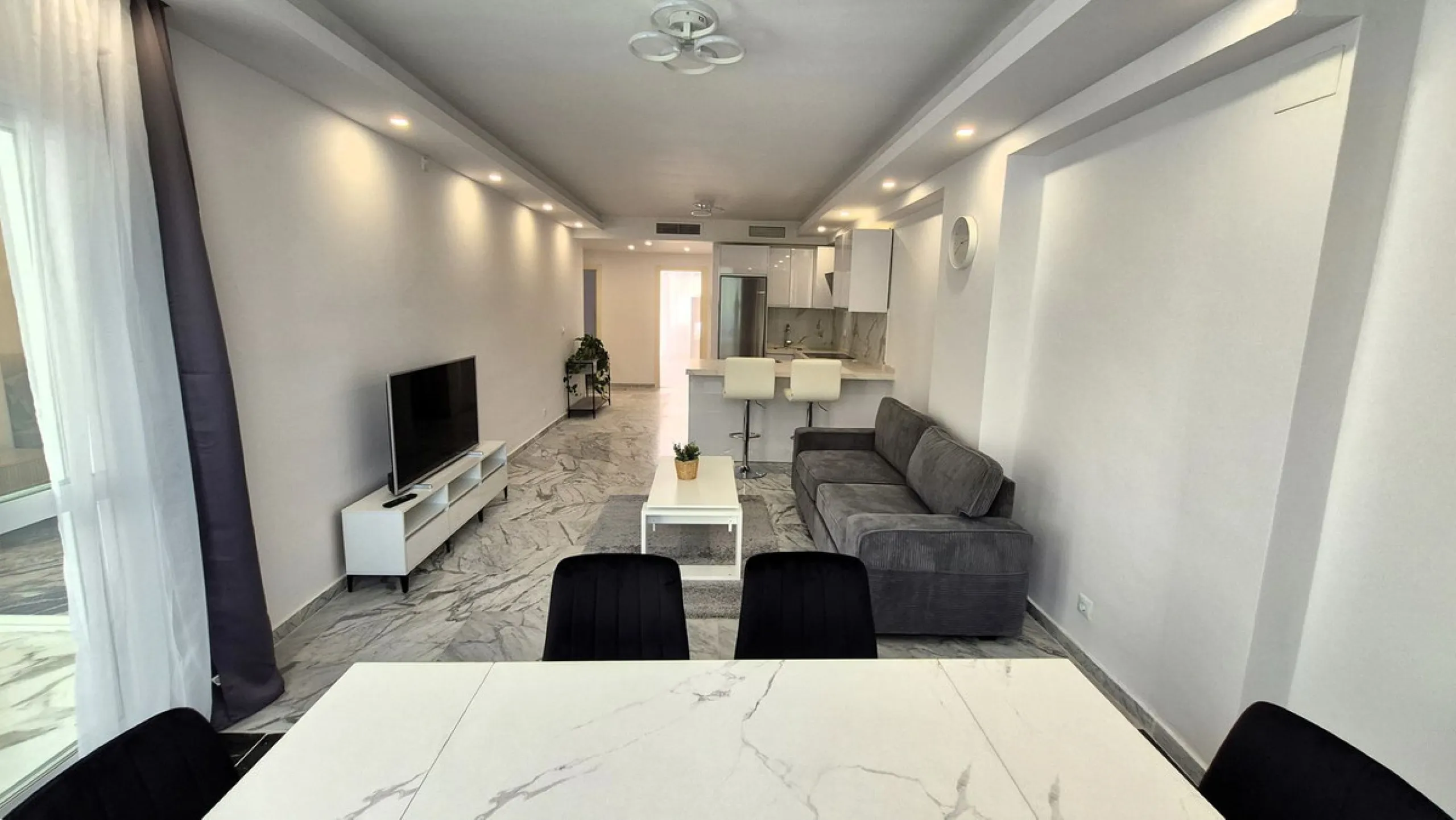 Luxury Garden Apartment in Bahía de Marbella – Renovated Elegance, Open Spaces, and Unbeatable Location.