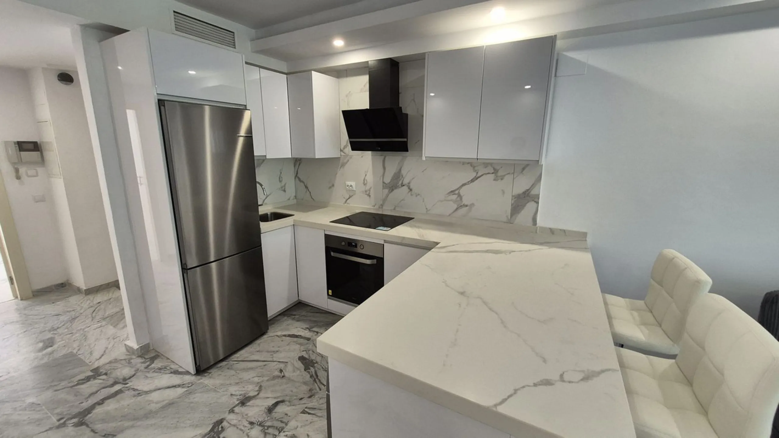 Luxury Garden Apartment in Bahía de Marbella – Renovated Elegance, Open Spaces, and Unbeatable Location.