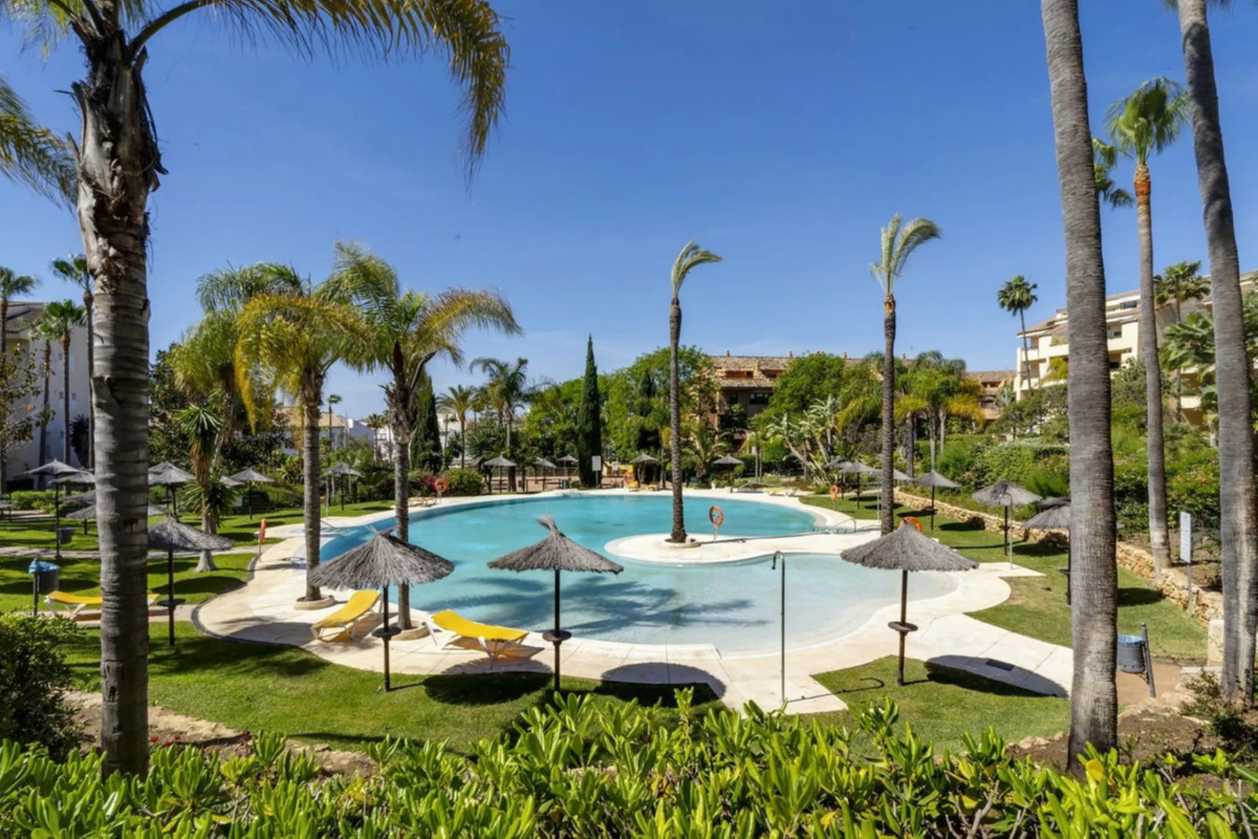 Luxury Garden Apartment in Bahía de Marbella – Renovated Elegance, Open Spaces, and Unbeatable Location.