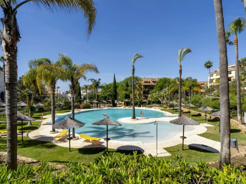 Luxury Garden Apartment in Bahía de Marbella – Renovated Elegance, Open Spaces, and Unbeatable Location.