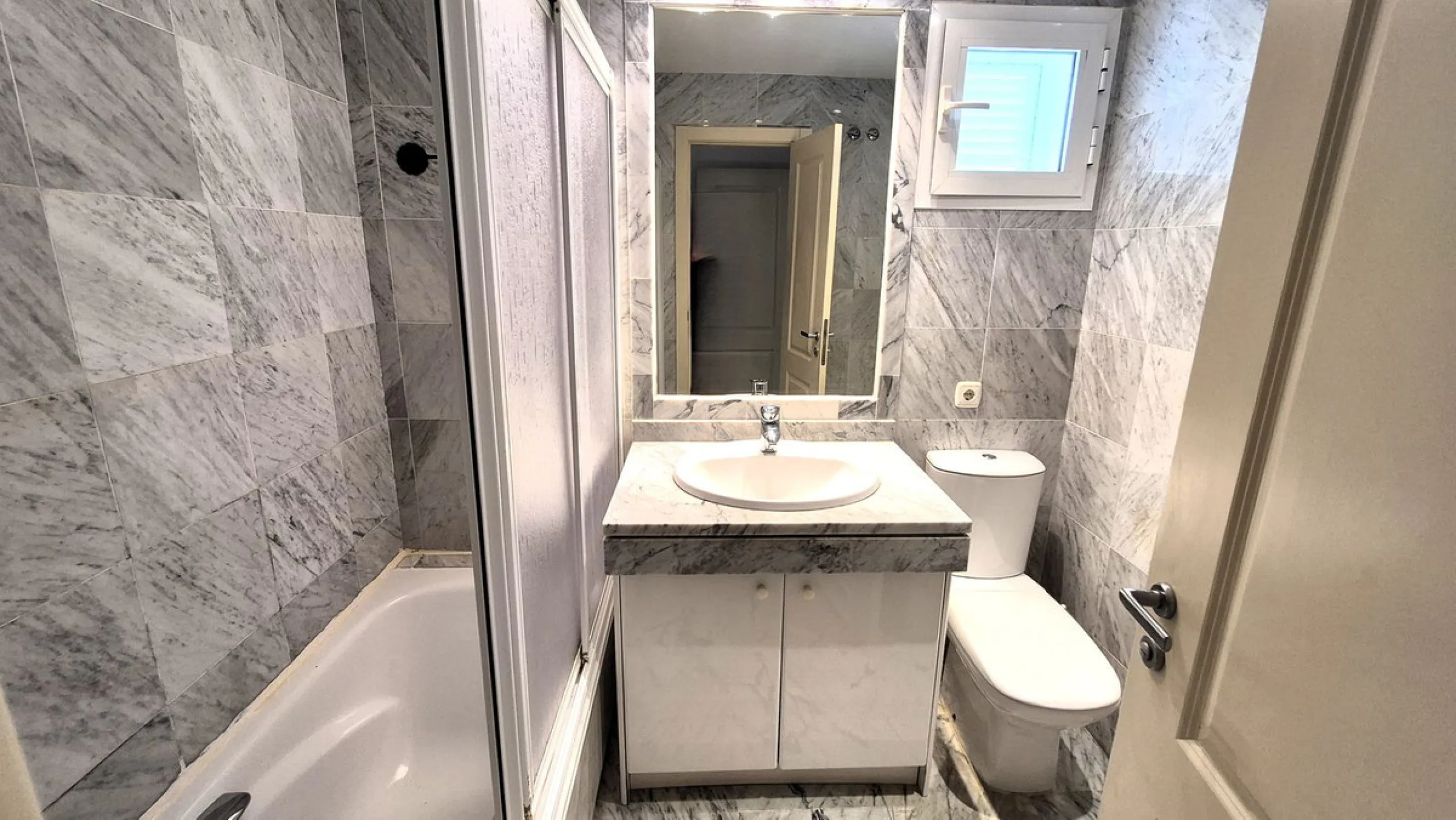 Luxury Garden Apartment in Bahía de Marbella – Renovated Elegance, Open Spaces, and Unbeatable Location.