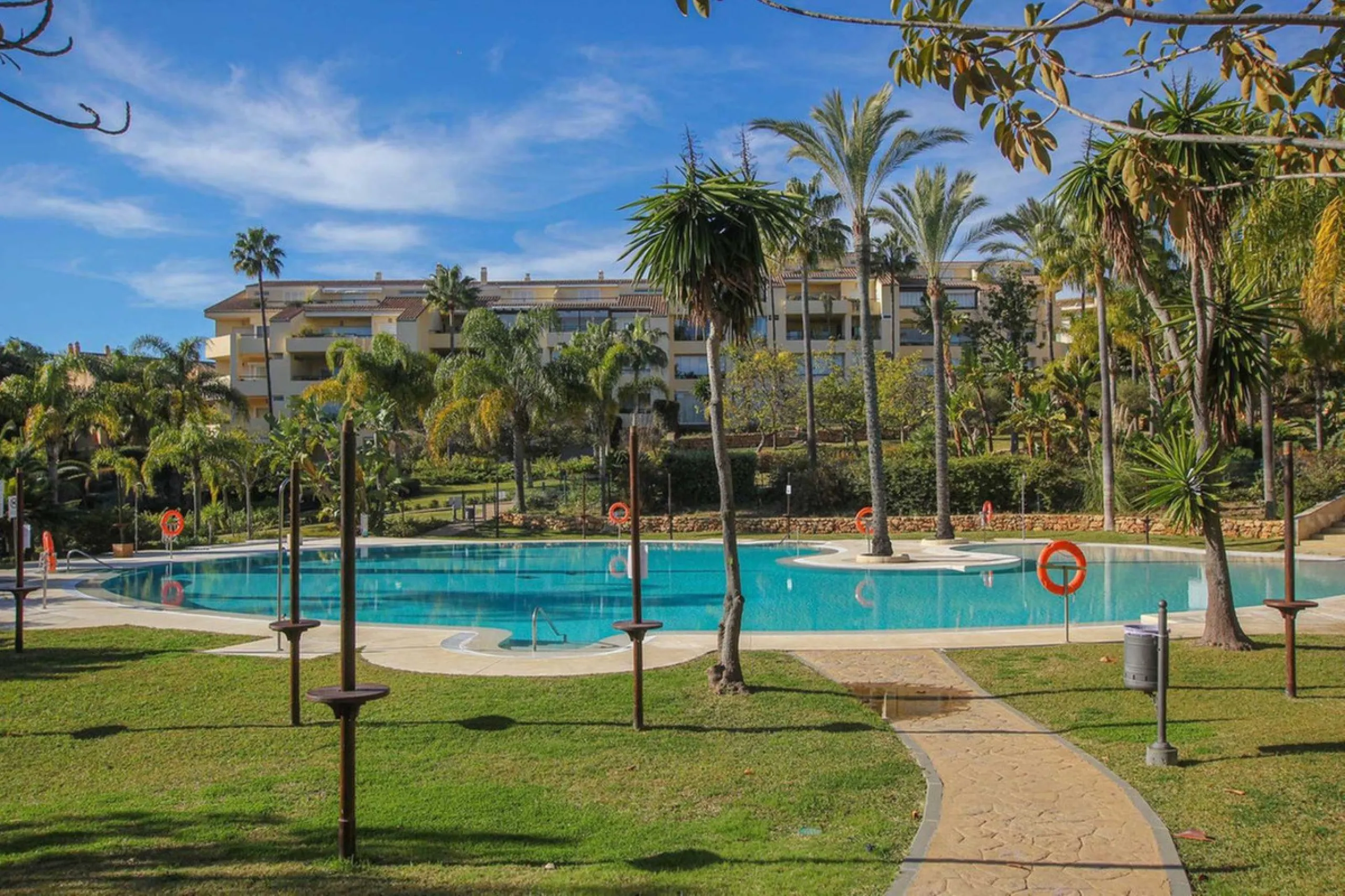 Luxury Garden Apartment in Bahía de Marbella – Renovated Elegance, Open Spaces, and Unbeatable Location.