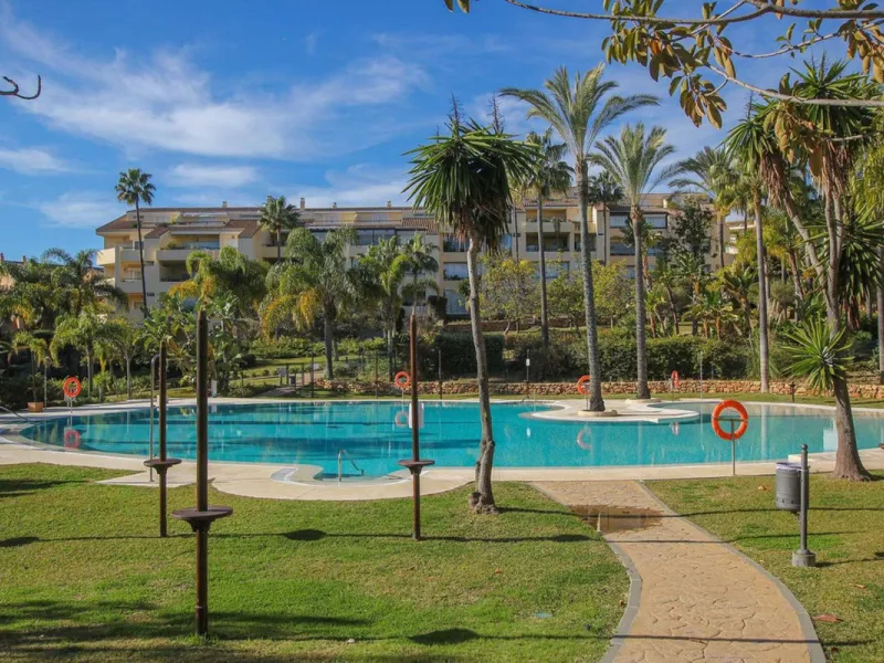 Luxury Garden Apartment in Bahía de Marbella – Renovated Elegance, Open Spaces, and Unbeatable Location.