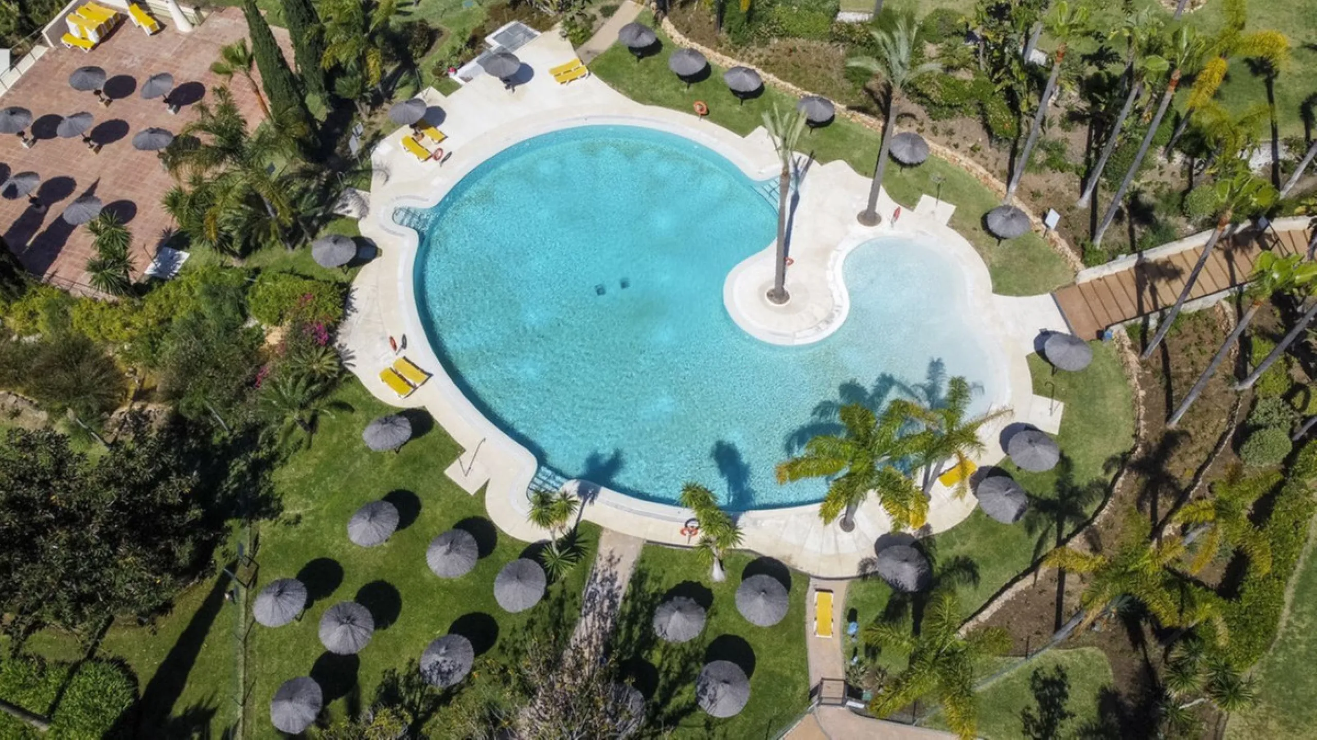 Luxury Garden Apartment in Bahía de Marbella – Renovated Elegance, Open Spaces, and Unbeatable Location.