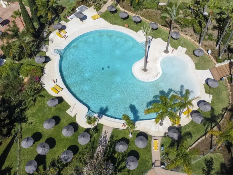 Luxury Garden Apartment in Bahía de Marbella – Renovated Elegance, Open Spaces, and Unbeatable Location.