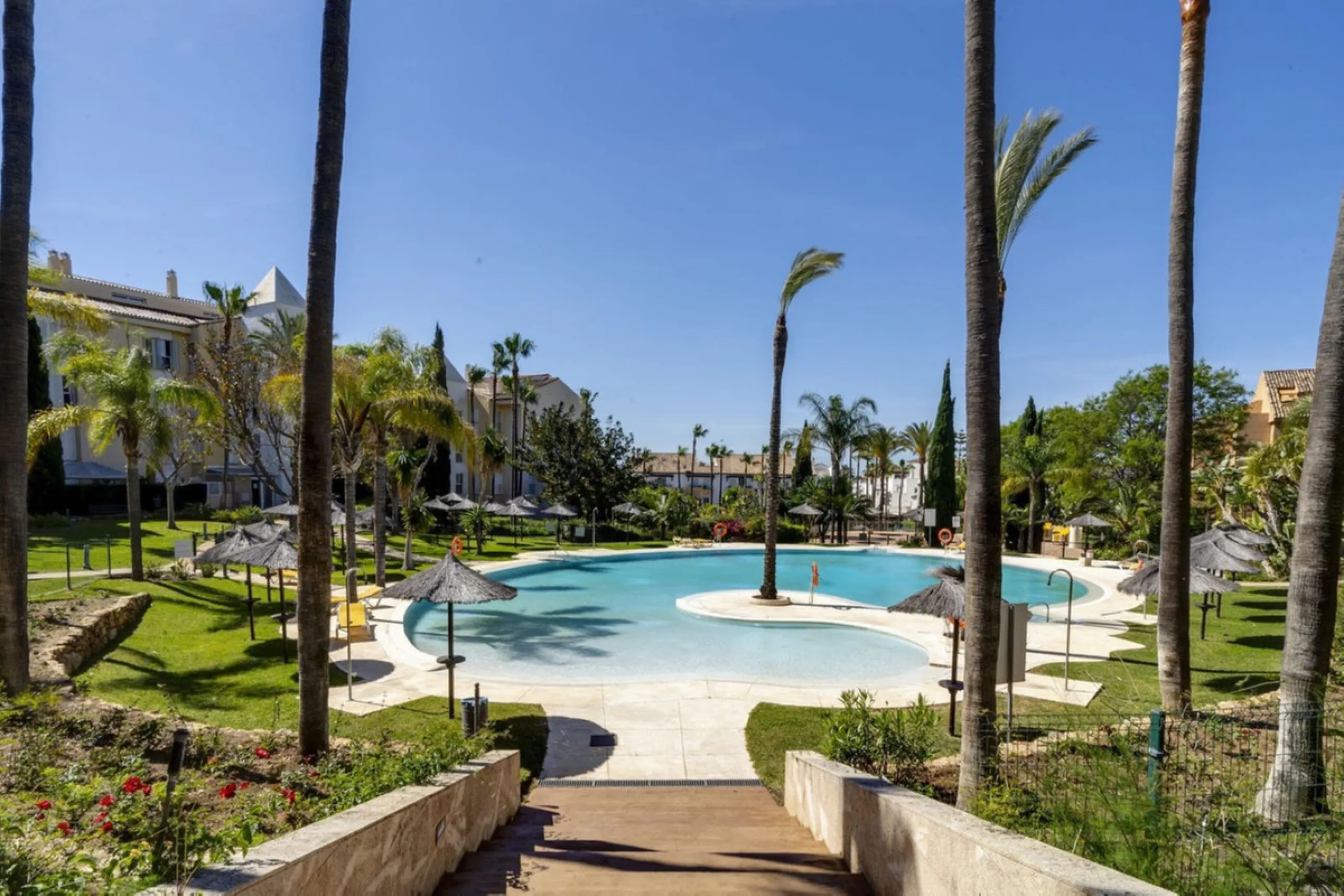 Luxury Garden Apartment in Bahía de Marbella – Renovated Elegance, Open Spaces, and Unbeatable Location.